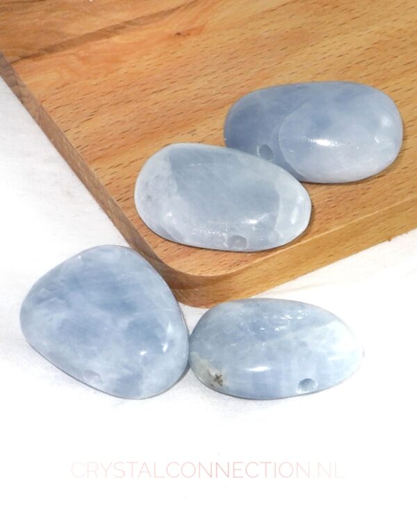 Calciet doorboorde hanger