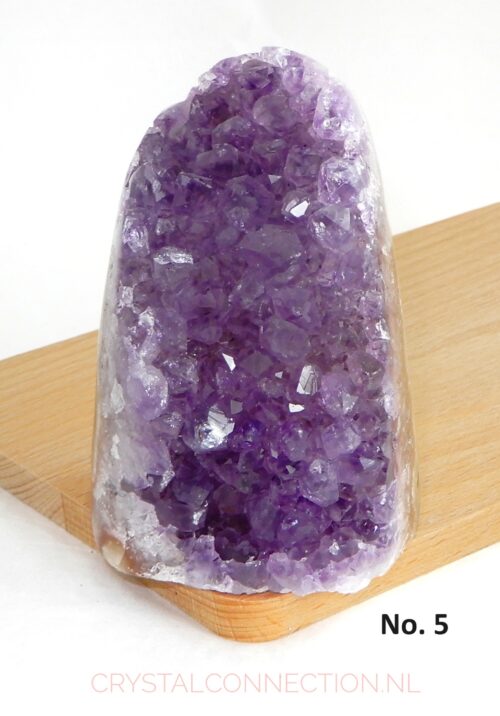 Amethist geode aangeslepen