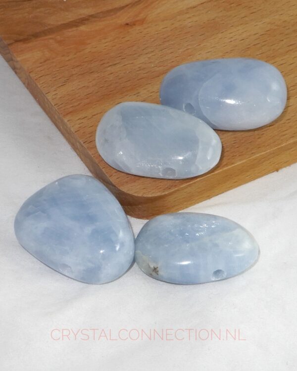 Calciet doorboorde hanger