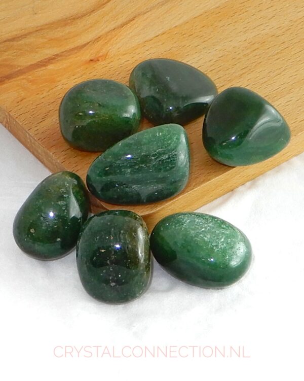 Fuchsiet trommelsteen