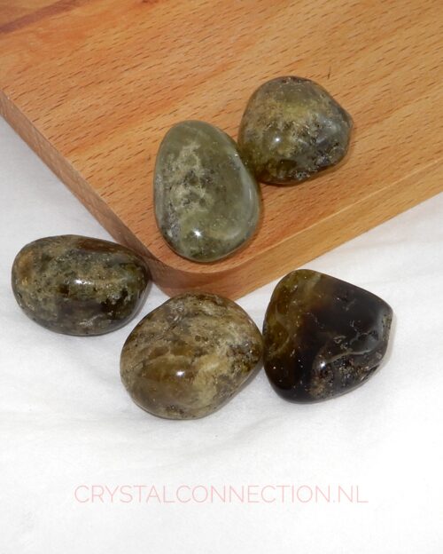 Grossulaar granaat groen trommelsteen