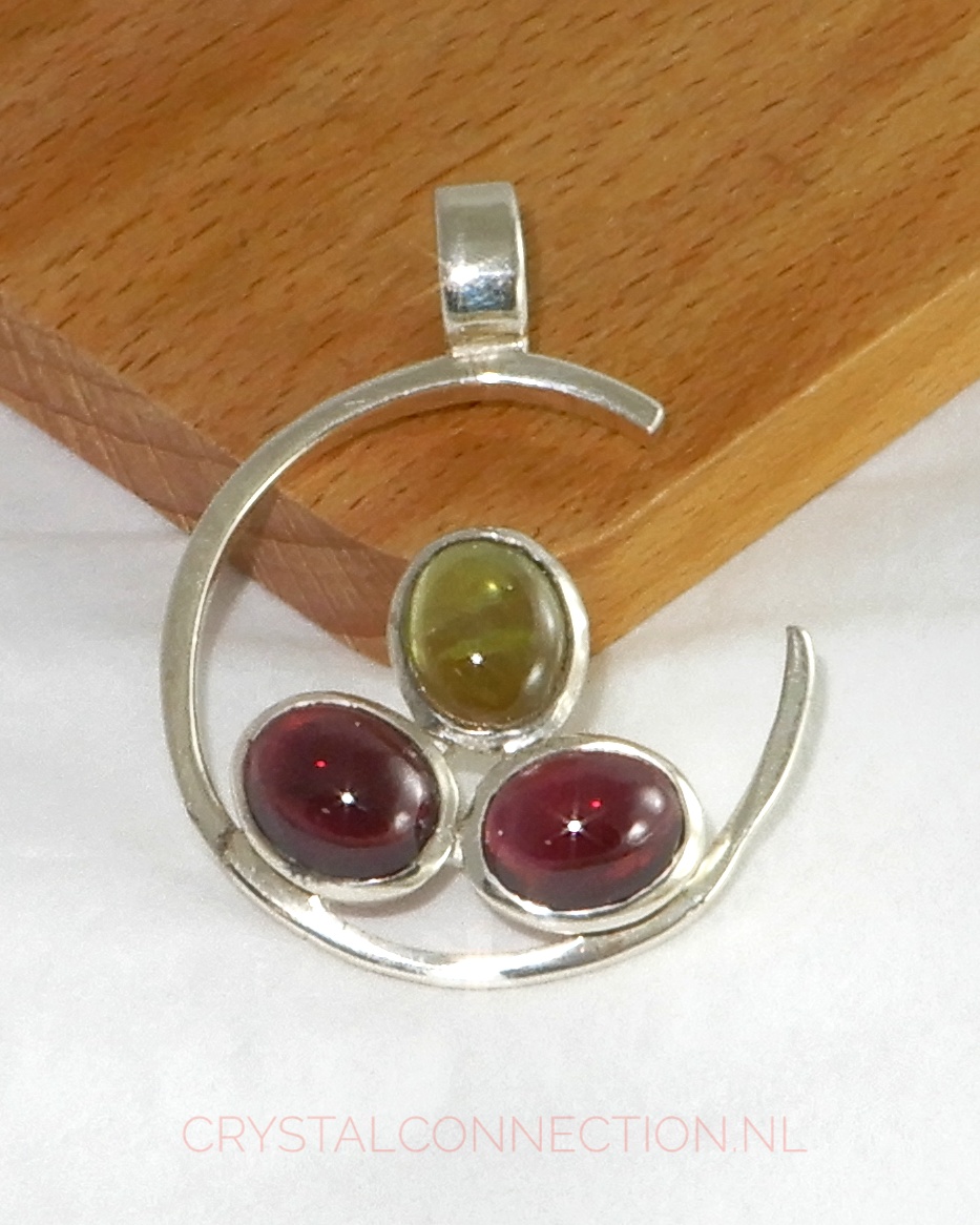 Zilveren hanger met granaat en periodoot