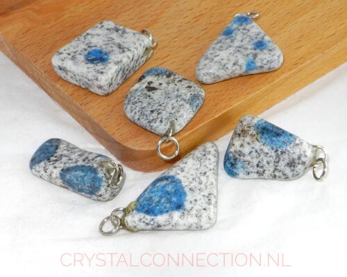 K2-Azuriet in graniet hanger