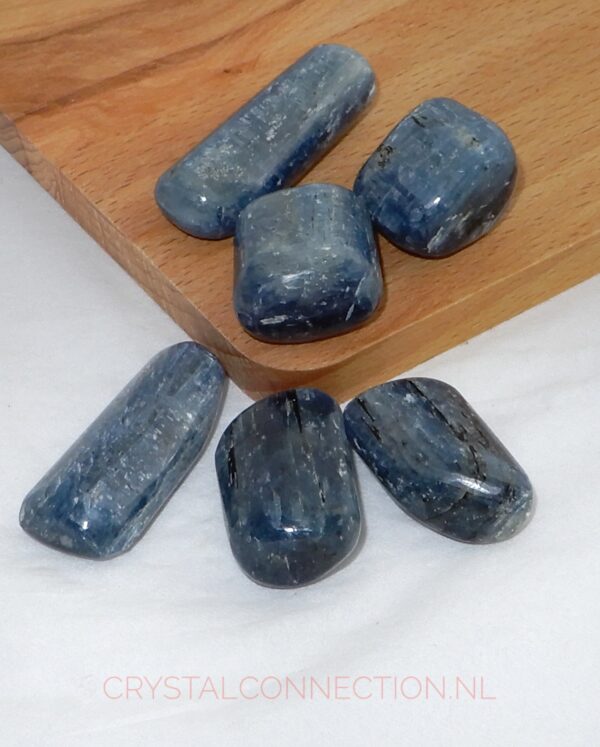 Kyaniet trommelsteen