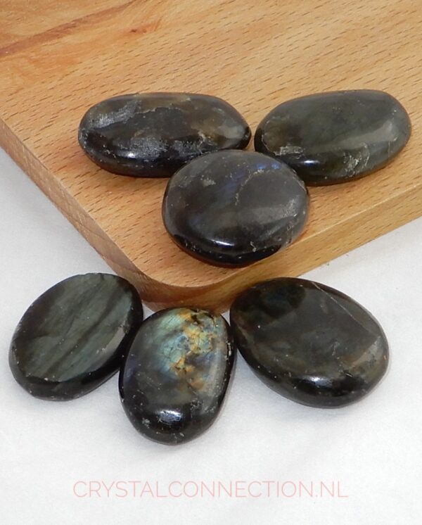 Labradoriet schijfsteen/amuet