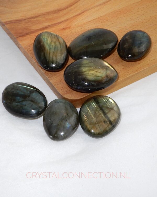 Labradoriet schijfsteen/amuet