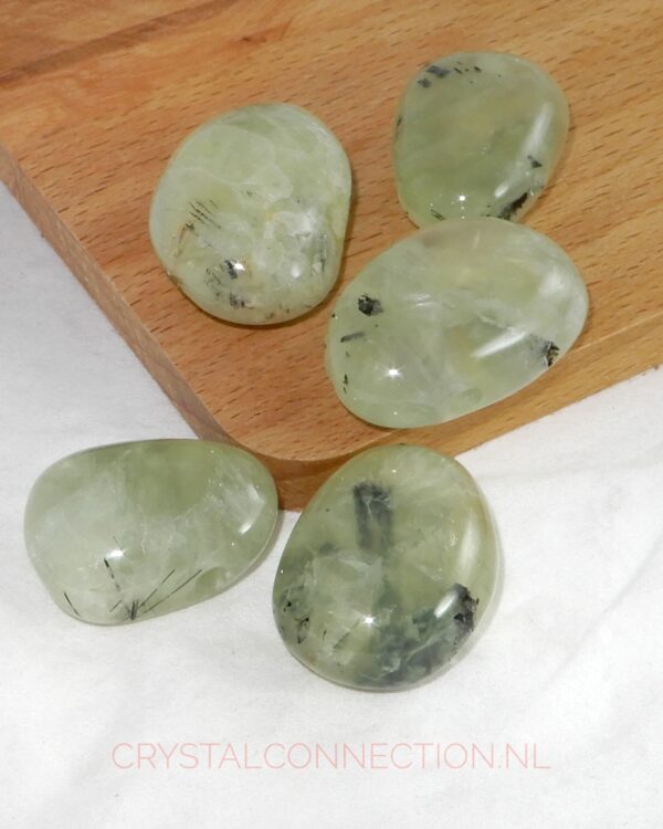 Prehniet doorboorde hanger