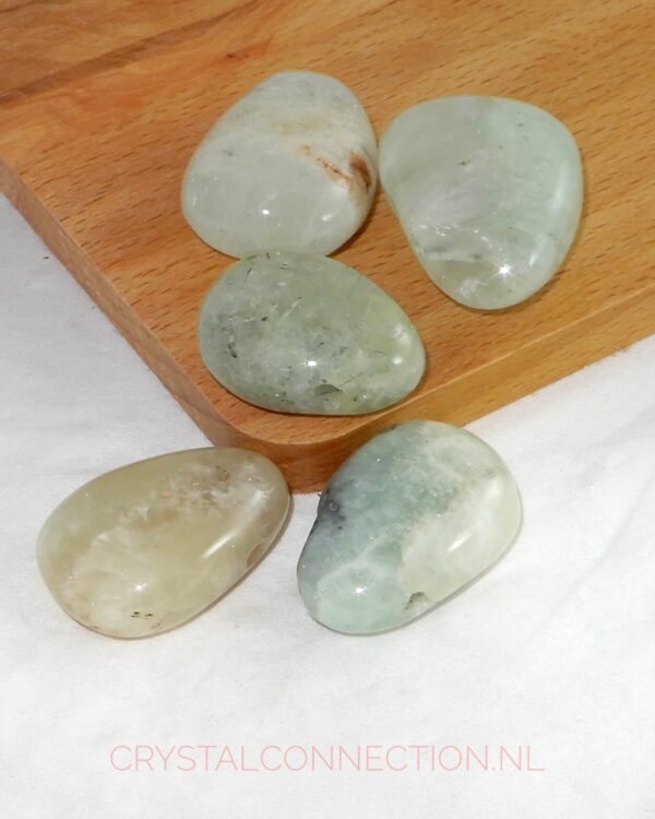 Prehniet doorboorde hanger