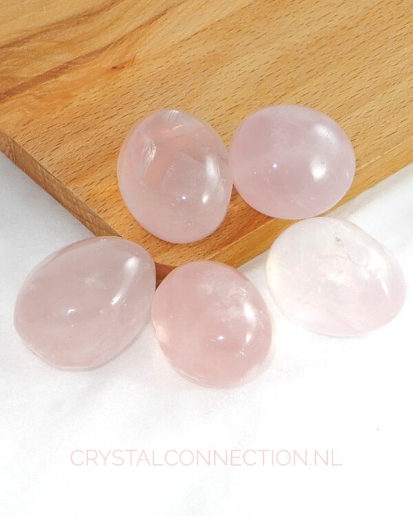 Rozekwarts trommelsteen