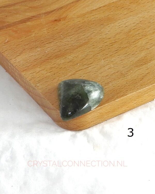 Serafiniet cabochon geslepen