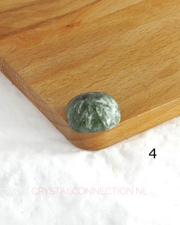 Serafiniet cabochon geslepen