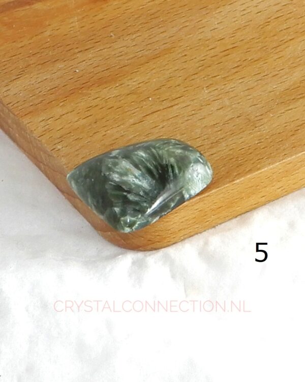 Serafiniet cabochon geslepen