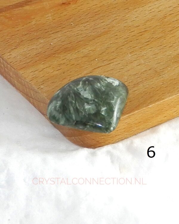 Serafiniet cabochon geslepen