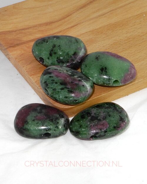 zoisiet-robijn-doorboorde-hanger-groot Zoïsiet-robijn doorboorde hanger