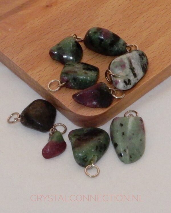 zoisiet-robijn-hanger Zoïsiet-robijn hanger