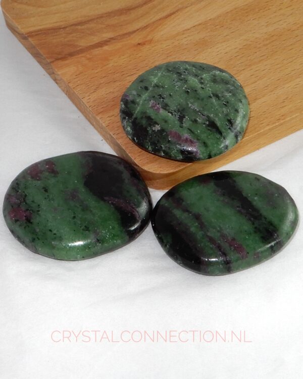 Zoïsiet-robijn trommelsteen