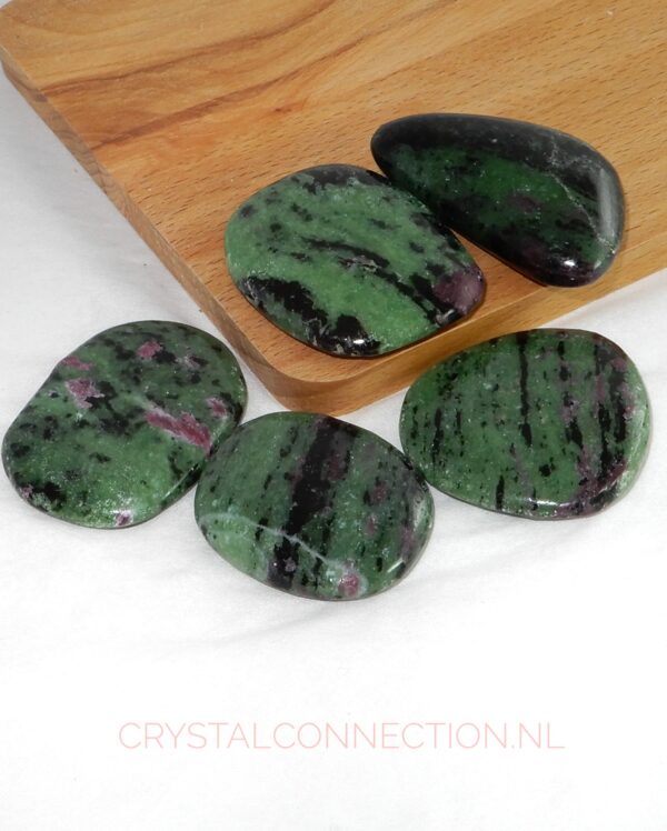 Zoïsiet-robijn trommelsteen