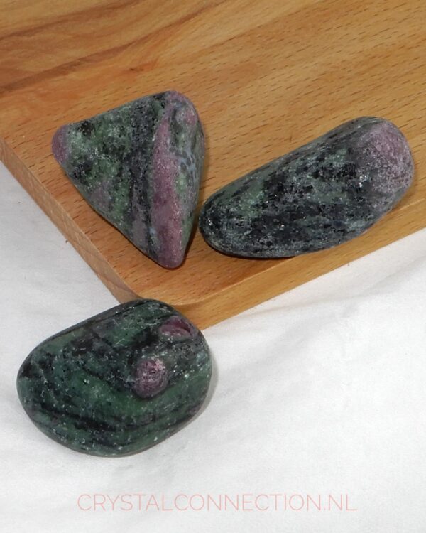 Zoïsiet-robijn trommelsteen