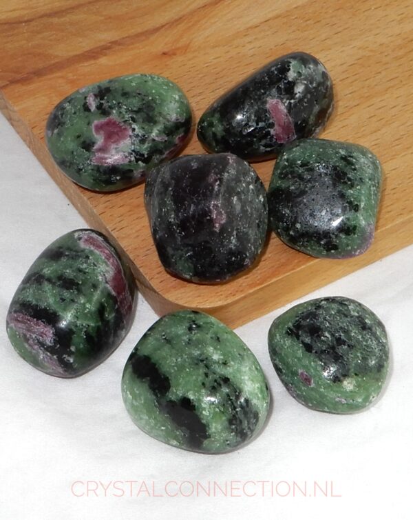 Zoïsiet-robijn trommelsteen