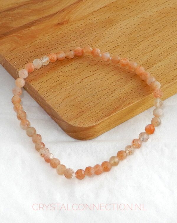 zonnesteen-armband-facet-4mm Zoïsiet-robijn armband